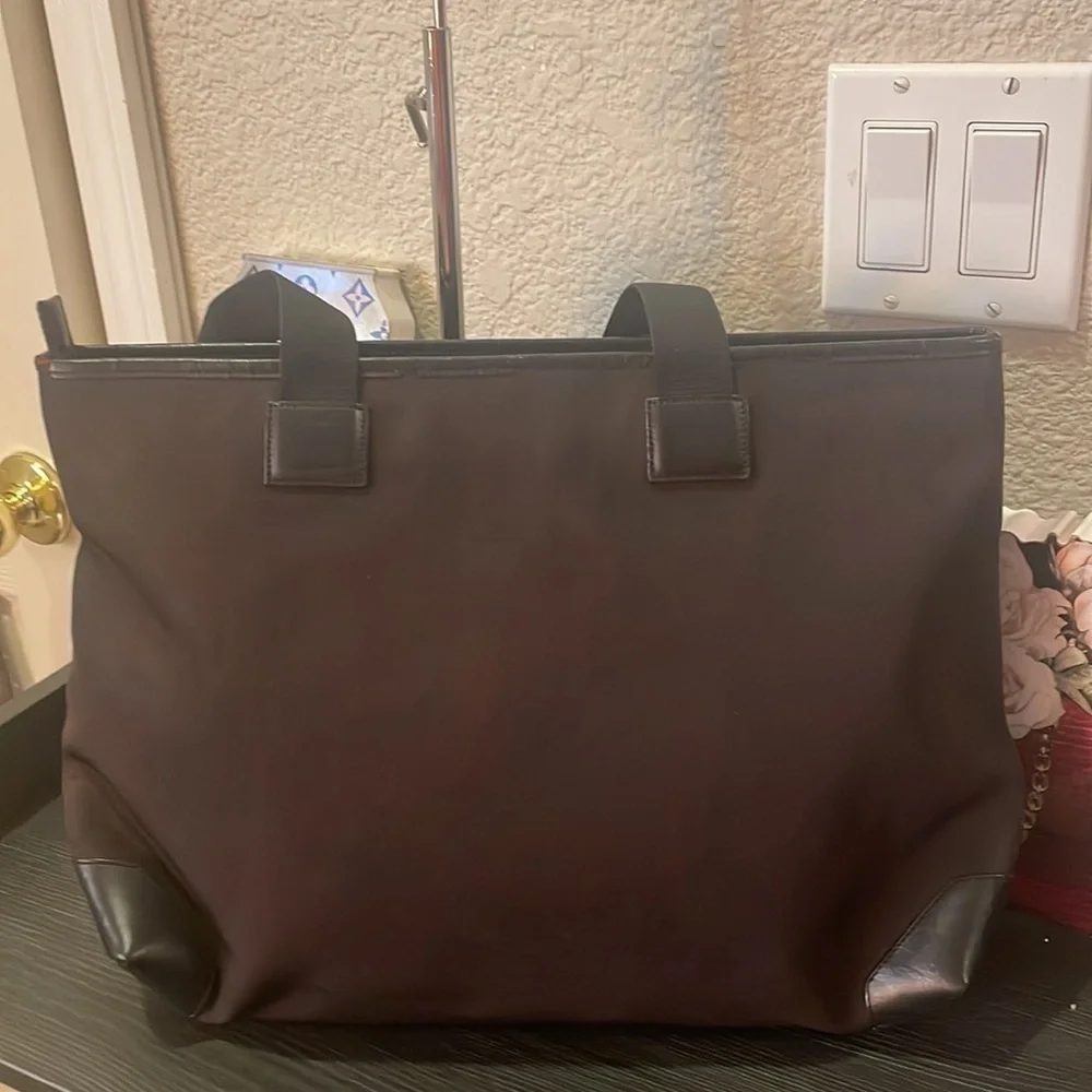 August Gucci Tote zipper closure - Picture 10 of 16